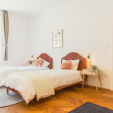 Top Location City Centre Condo In Historic Building With Free Garage Parking Laibach Exterior foto