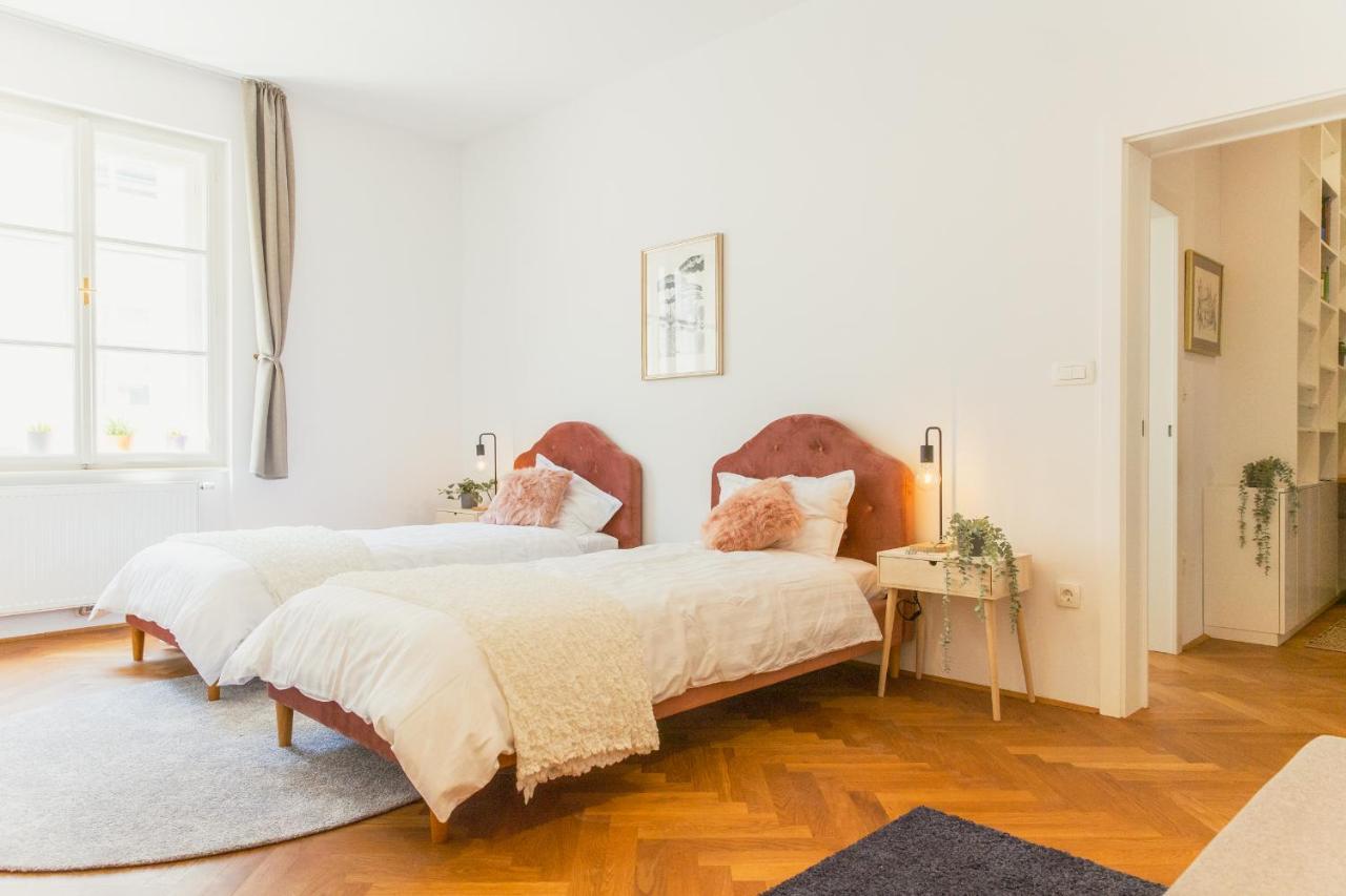 Top Location City Centre Condo In Historic Building With Free Garage Parking Laibach Exterior foto