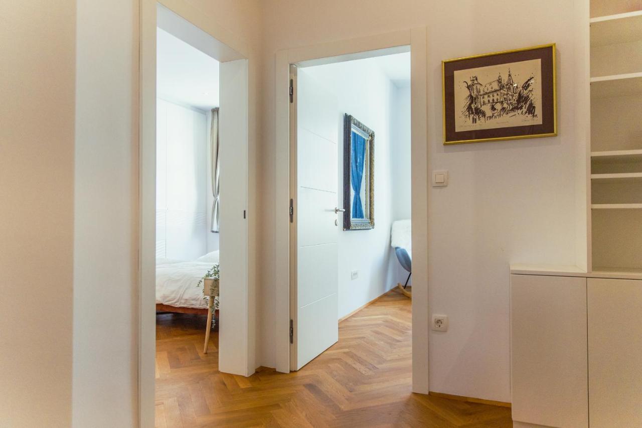 Top Location City Centre Condo In Historic Building With Free Garage Parking Laibach Exterior foto